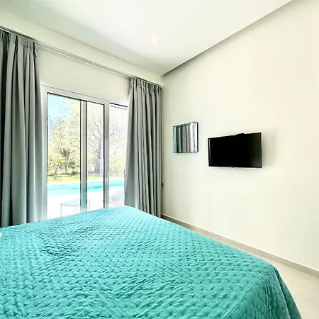 Splash With Private Pools Apartman *