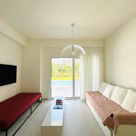 Splash With Private Pools Apartman