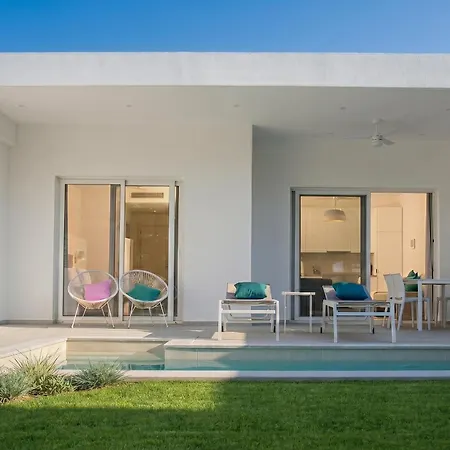 Splash With Private Pools Apartman