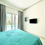 Splash With Private Pools Apartament *